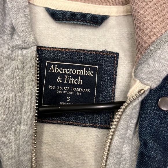 Abercrombie and Fitch Jean Jacket with hoodie Size S - Picture 2 of 7